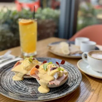 brunch eggs benedict